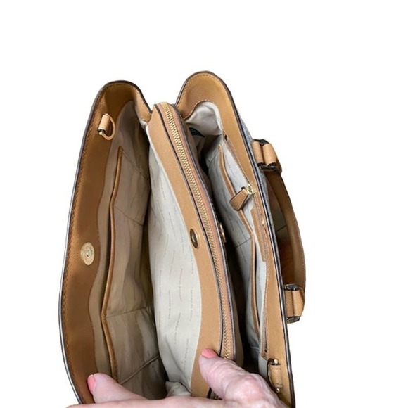 Michael Kors Saffiano leather Handbag Off White and Acorn Brown - Picture 5 of 7